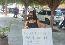 SE MANIFIESTAN DOCENTES AFUERA DE LA SEC POR FALTA DE PAGOS.