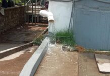 SE TIRA GRAN CANTIDAD DE AGUA AFUERA DEL PALACIO DE GOBIERNO.