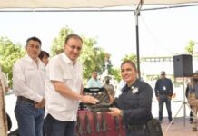 GOBERNADOR ALFONSO DURAZO ENTREGA ARMAMENTO A POLICÍAS DE CAJEME