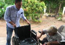 APOYA SECRETARIO DE BIENESTAR A FRANCISCO, LE ENTREGÓ SILLA DE RUEDAS.