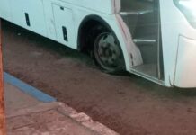 LE TRUENA LLANTA A CAMIÓN DE LA RUTA 3 DE CIUDAD OBREGÓN Y SE QUEDA A MEDIO CAMINO.