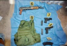 DETIENEN A TRES SUJETOS EN POSESIÓN DE ARMAS Y NARCÓTICO, COMO PROBABLES RESPONSABLES DE LESIONAR A UNA MUJER Y A SU HIJA.