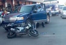 CHOCA AUTOMOVILISTA CON MOTOCICLETA DE OFICIAL DE TRÁNSITO FRENTE AL MERCADO MUNICIPAL.