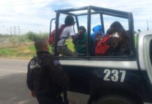 POLICÍAS DE CAJEME TRASLADAN A LA ESCUELA A JÓVENES ESTUDIANTES EN EL VALLE DEL YAQUI