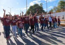 ENCABEZA ALCALDE OCTAVIO QUINTERO VALENZUELA DESFILE POR EL DÍA DEL TRABAJO