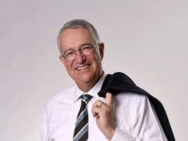 Ricardo Salinas Pliego, regaló regala cervezas a aficionados en juego de béisbol.