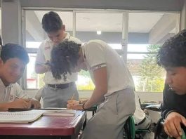 Un joven llega en f4lda a recibir clases.