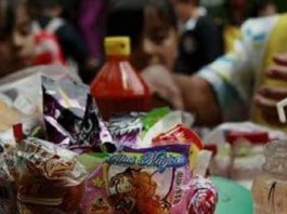 Escuelas de México podrían prohibir venta de comida chatarra.