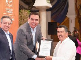 RECIBE JAVIER LAMARQUE RECONOCIMIENTO AL MÉRITO ARCHIVÍSTICO PARA EL AYUNTAMIENTO DE CAJEME